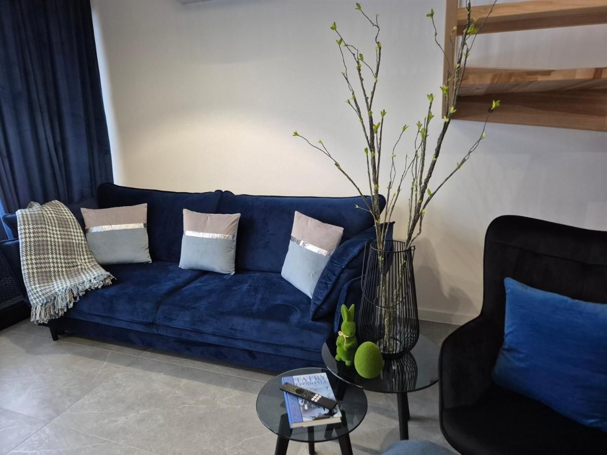 Salon z granatową kanapą